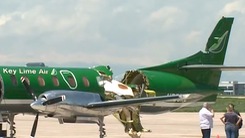 Video: Máy bay gần như đứt đôi sau cú va chạm trên không
