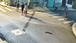 Video: Nhóm thanh niên lộng hành, tấn công người đàn ông, cướp xe máy ngay trước nhà
