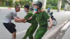Video: Khống chế thanh niên nghi 'ngáo đá', chặn đầu xe ở Hà Nội