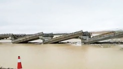 Video: Cây cầu gãy thành nhiều khúc vì động đất ở Trung Quốc