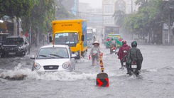 Video: Mưa lớn, ngập sâu người dân ‘vật vã’ trên đường giờ cao điểm