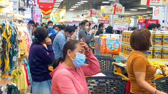 Video: Người dân TP.HCM ùn ùn đi mua thực phẩm, siêu thị tăng nguồn cung