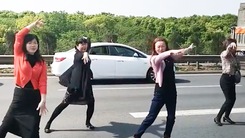 Video: Nhóm phụ nữ nhảy múa trên cao tốc trong lúc kẹt xe gây chú ý tại Trung Quốc