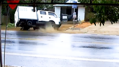 Video: Xe biển số xanh lật nhào trên đường, 2 người bị thương