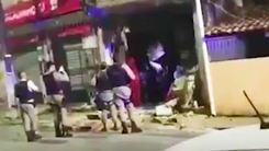 Video: Cướp cho nổ tung cửa hàng để lấy tiền trong cây ATM