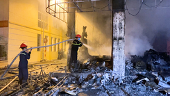 Video: Cháy dữ dội phòng trà ở Vinh trong đêm, 6 người chết