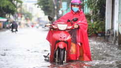 Video: TP.HCM ngập sau cơn mưa nặng hạt, nhiều xe chết máy