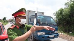 Video: Bắc Giang xét nghiệm nhanh COVID-19 cho tài xế, thương lái thu mua vải