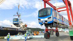 Video: Thêm 2 đoàn tàu metro số 1 về đến cảng Khánh Hội