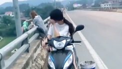 Video: Bức xúc hình ảnh 2 cô gái lái xe lên giữa cầu rồi đổ rác xuống sông