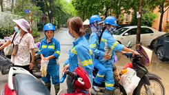 Video: Công nhân môi trường ở Hà Nội bị nợ lương đã được trả một phần