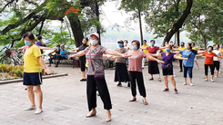 Video: Hà Nội 'nới lỏng', người dân phấn khởi tập thể dục bên bờ hồ