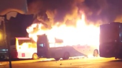 Video: Lửa thiêu rụi xe khách giường nằm, nhiều tiếng nổ bùm bùm trong lúc cháy