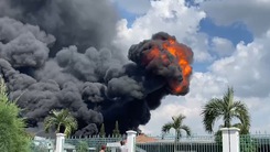 Video: Nổ lớn, cột lửa bốc cao trong khu xưởng của một công ty ở khu công nghiệp Long Bình