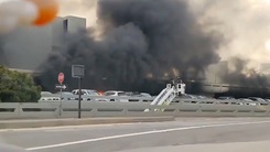 Video: Cháy nhà để xe sân bay ở Mỹ, nhiều ô tô bị thiêu rụi