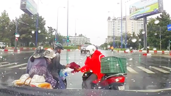 Video: Ấm lòng hình ảnh tặng áo mưa cho một gia đình giữa cơn mưa Sài Gòn