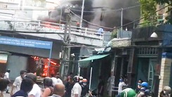 Video: Cháy nhà dân trên đường Phạm Hùng quận 8, lan ra đường dây điện