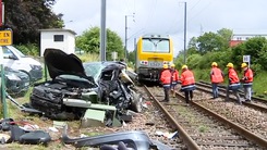 Video: Nữ tài xế kịp thoát thân trước khi bị tàu hỏa húc văng ô tô cố băng qua đường ray