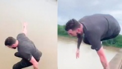Video: Đi đường bị kẹt xe, thanh niên nhảy xuống sông tắm, 'xém' bị cá sấu tấn công