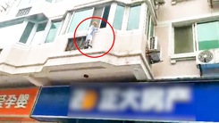 Video: Người dân dùng tấm rèm hứng đỡ bé trai rơi từ cửa sổ ngôi nhà