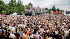 Video: Hơn 1.000 người mắc COVID-19 sau khi tham gia lễ hội ngoài trời ở Hà Lan