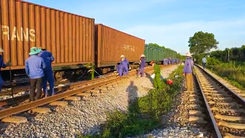 Video: Thông tuyến đường sắt Bắc Nam sau một ngày bị tắc nghẽn do lật tàu
