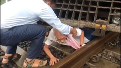 Video: Ai cũng thở phào khi cứu được ông lão người Ấn Độ bị cuốn vào gầm tàu hỏa