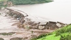 Video: Hai con đập ở Trung Quốc bị vỡ sau mưa lớn, hơn 16.000 người bị ảnh hưởng