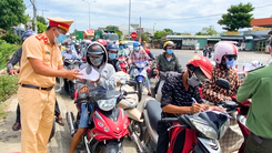 Video: Người từ Đà Nẵng đến Quảng Nam làm việc phải ở lại, nếu quay về, không được vào lại Quảng Nam