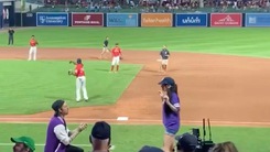 Video: Cô gái bỏ chạy khi được bạn trai cầu hôn trước hàng ngàn khán giả ở sân vận động