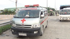 Video: Dùng xe cứu thương chở khách từ TP.HCM về Vĩnh Long, khi đến chốt kiểm dịch thì bị phát hiện