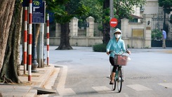 Video: Đường phố Hà Nội vắng lặng trong những ngày đầu giãn cách