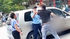 Video: Tạm đình chỉ nhân viên xe buýt bị tài xế ôtô kề dao vào cổ
