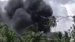 Video: Khói đen bốc cao từ hiện trường vụ rơi máy bay quân sự chở 92 người ở Philippines