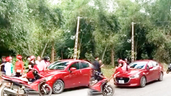 Video: Người phụ nữ bám trên nắp capô ôtô đang chạy vun vút gây xôn xao dư luận