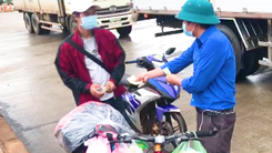 Video: Thanh niên đạp xe 3 ngày từ TP.HCM về Đắk Lắk chỉ nhận một nửa hỗ trợ, còn lại nhường người khác