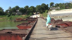 Video: Cầu phao bắc qua sông Mã xuống cấp, người dân lo âu khi qua sông