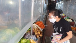 Video: Mở lại các chợ ở TP.HCM, người bán và người mua không 'chạm mặt'