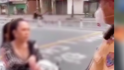 Video: Người phụ nữ chạy xe ngoài đường không mũ bảo hiểm, không khẩu trang nói làm gì có virus?