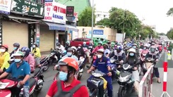 Video: Người trên đường tại TP.HCM đông, có lúc phải xả trạm
