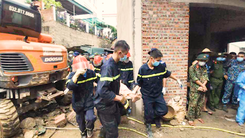 Video: 4 công nhân ngủ trong lán dựng tạm bị đất đá vùi lấp, 3 người tử vong ở TP Hạ Long