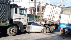 Video: Xe tải 'cày' 4 xe dừng đèn đỏ gây tai nạn liên hoàn, các xe dính vào nhau