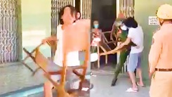 Video: Buổi đầu tiên Đà Nẵng 'ở yên trong nhà', nhắc nhở một người ngồi trước nhà, lấy ghế phang công an