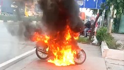 Video: Tạm giữ thanh niên tự đốt xe cháy ngùn ngụt khi bị kiểm tra ra đường trước 6h