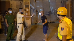 Video: Người đàn ông nước ngoài không đeo khẩu trang, lớn tiếng, ưỡn ngực thách thức cảnh sát ở quận 1