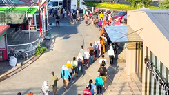 Video: Người dân TP.HCM xếp hàng từ mờ sáng để chờ siêu thị mở cửa