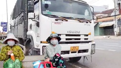 Video: Xử phạt tài xế và 11 người trốn trên thùng xe tải để 'thông chốt'