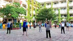 Video: Bệnh nhân hào hứng tập thể dục trong sân bệnh viện dã chiến ở Phú Nhuận