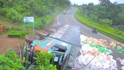 Video: Xe tải chở gạo mất lái, ủi bay lan can rồi lật nghiêng bên đường