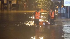 Video: Mưa lớn gây ngập sâu diện rộng ở Bình Phước, một khu phố bị cô lập trong đêm